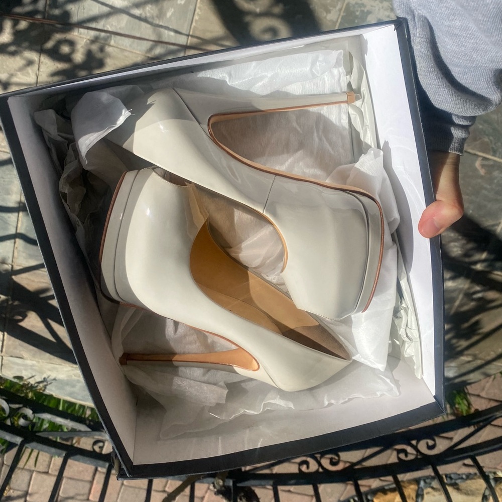 Giuseppe Zanotti Cream Patent Leather Peep-Toe Pumps - Picture 12 of 16